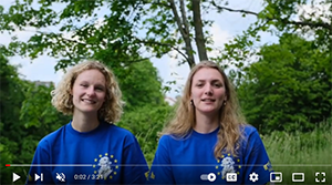 Zum Video: Schülerinnen interviewen eine ehemalige Studierende zu ihren Erfahrungen bei einem Auslandsaufenthalt in Kanada. 